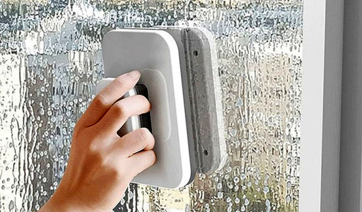 چگونه شیشههای دور از دسترس را تمیز کنیم؟ | راهنمای کامل و کاربردی