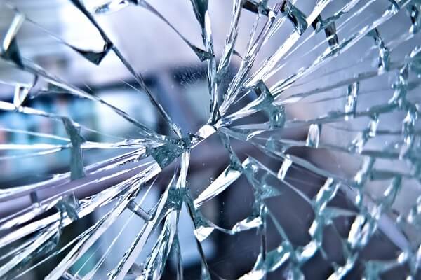 شکستن ناگهانی شیشه: دلایل علمی و راهکارهای پیشگیری
